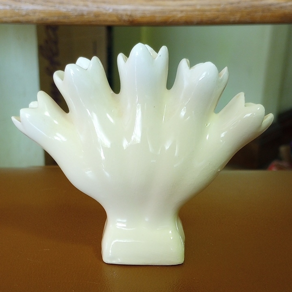 Leart Cream/White Vintage Ceramic Vase For Individual Flower Arrangement